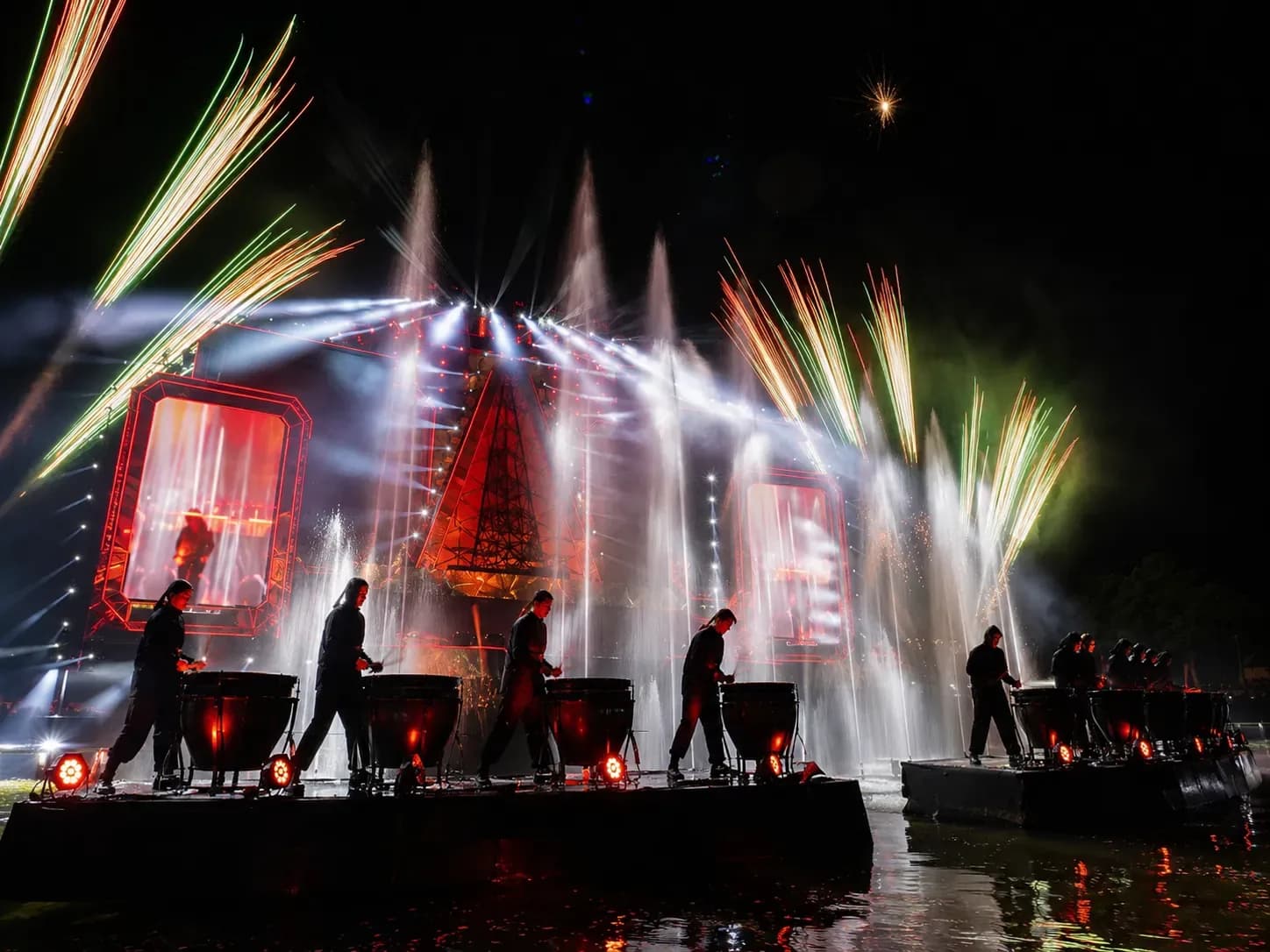 Nativitatem com percussionistas diante de fontes iluminadas e fogos de artifício