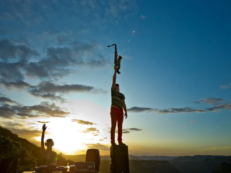 Olivas Sunset em Gramado com saxofonista diante do vale ao pôr do sol