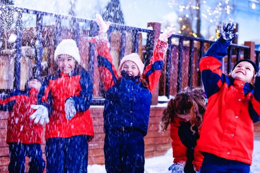 Crianças brincando na neve durante o passeio Snowland, em Gramado